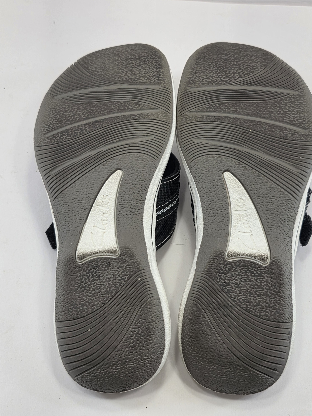 Clarks Cloudsteppers Women’s 7 Black Thong Sandals Cushion Soft Comfort - Picture 8 of 9